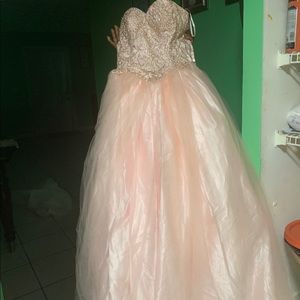 This it a princess wedding dress. If anyone interesting hit me up.